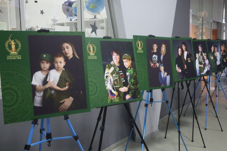  В Якутске открылась фотовыставка «Семьи героев» В историческом парке «Россия — моя история» в Якутске открылась фотовыставка «Семьи героев», на которой представлено около 60 фотографий. Экспозиция, организованная Комитетом семей воинов Отечества в Якутии, будет доступна для посещения до 30 июня включительно. Выставка приурочена ко Дню России, является продолжением всероссийской акции «Жена героя» и частью Дней армейской культуры. Как подчеркнули организаторы на церемонии открытия, экспозиция представляет собой истории о силе духа, верности долгу, любви и взаимной поддержке в семьях военнослужащих. Фотовыставка посвящена Году защитника Отчества в России, Году защитника Родины в Якутии и 80-летию Победы в Великой Отечественной войне. Все новости #Яестьновость Обсудить