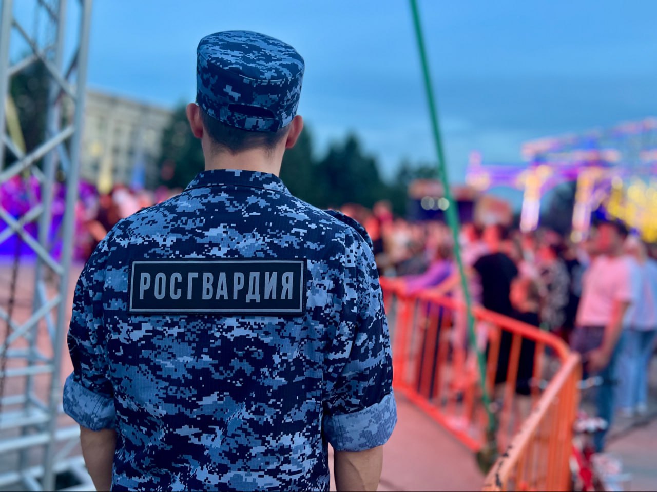 Сотрудники Росгвардии по ЕАО обеспечили охрану порядка на Всероссийском фестивале Личный состав Управления Росгвардии по ЕАО совместно с представителями МВД успешно справился с задачей охраны общественного порядка и безопасности на Всероссийском фестивале «Русское лето. ZaРоссию», прошедшем на главной городской площади имени Ленина в Биробиджане. Профессиональные усилия сотрудников Росгвардии позволили гарантировать благоприятные условия и обеспечили абсолютную стабильность обстановки, а также отсутствие нарушений правопорядка. Благодаря чёткому взаимодействию правоохранительных органов торжество прошло в атмосфере доброжелательности и комфорта. Подробности в нашем канале ДЗЕН