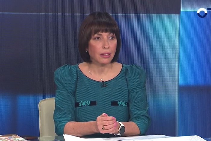 Савинова потребовала кратно сократить время ожидания приема терапевта в Екатеринбурге Время ожидания жителями Екатеринбурга приема у терапевта поликлиники нужно сократить кратно заявила заместитель губернатора министр здравоохранения Свердловской области Татьяна Савинова в ходе прямого эфира ОТВ Об этом пишет Ъ Урал Савинова сообщила что попыталась записаться на прием в новую поликлинику 3 в Академическом районе и обнаружила что не может попасть к врачу И не по причине нехватки специалистов а из за не выстроенной работы медучреждения Как сообщает 4 канал Савинова узнала что попасть к врачу сможет только через две недели Записи же к узкому специалисту нужно ждать месяцами Если у меня болит живот я не готова ждать три дня или две недели приема участкового доктора цитирует министра Ъ Урал По словам Татьяны Савиновой в субботу она соберет всех заведующих поликлиниками Екатеринбурга Отработка механизмов займет несколько месяцев uralweb ru