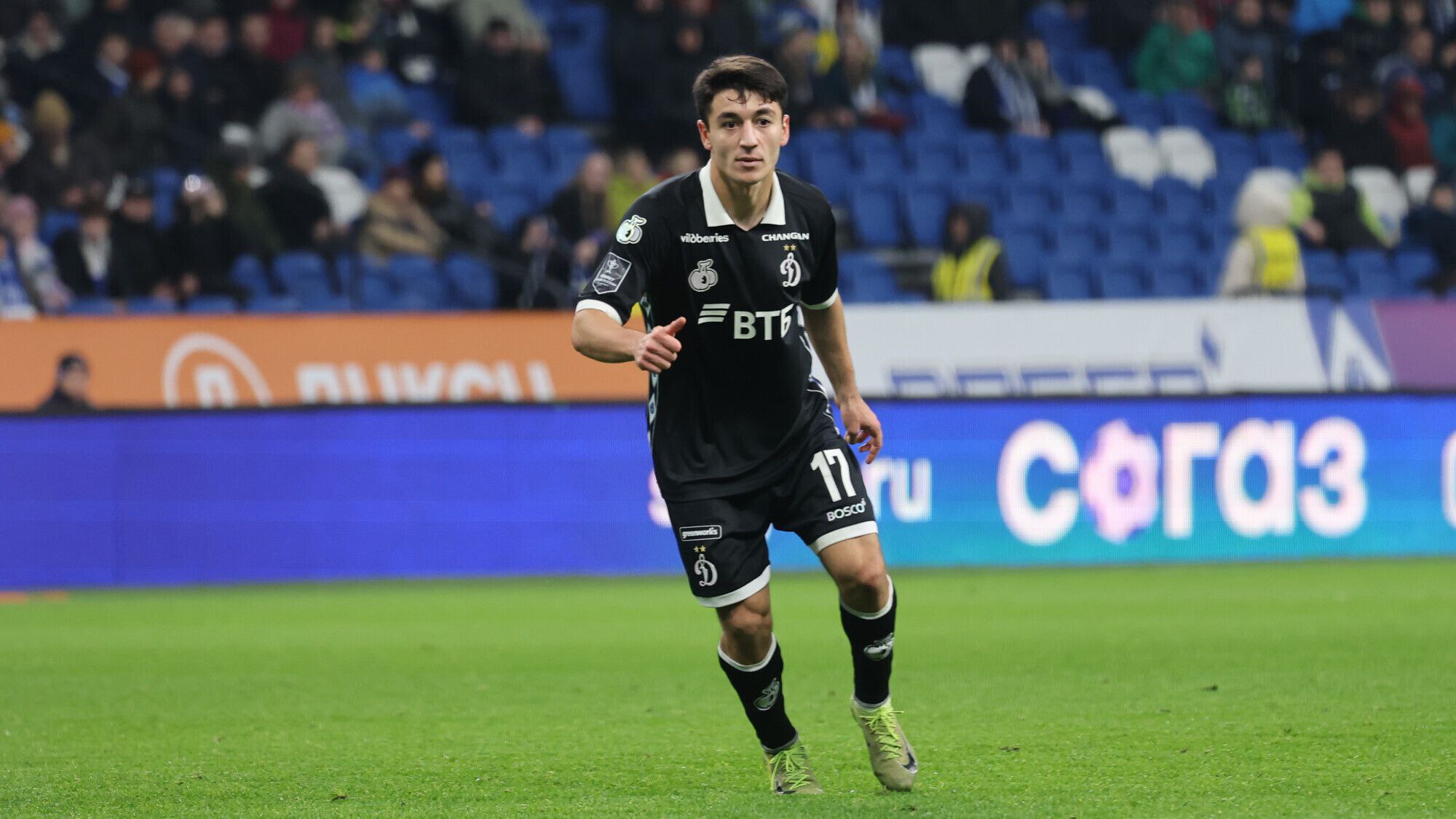 СМИ УЛЬВИ БАБАЕВ НЕ ЛЕТИТ НА СБОРЫ С ДИНАМО И УДАЛЕН ИЗ КОМАНДНОГО ЧАТА Столичное Динамо отправляется на сбор в ОАЭ 14 января без полузащитника Ульви Бабаева утверждает СЭ Также 21 летний футболист удален из командного чата До конца контракта Бабаева с Динамо остается полгода он может заключить соглашение с любым клубом которое вступит в силу с лета 2026 года Ранее инсайдер Иван Карпов сообщал что полузащитник молодежной сборной России близок к подписанию договора со Спартаком