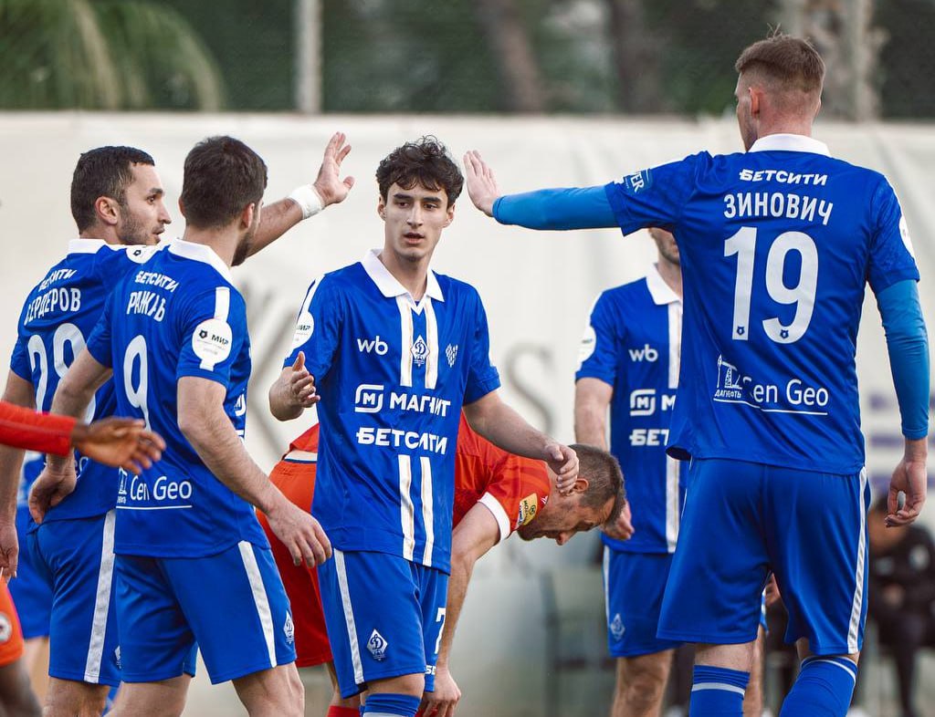 Дебют Вадима Евсеева на посту главного тренера махачкалинского Динамо оказался победным На сборе в Турции команда уверенно переиграла сербский ИМТ 2 0 Мячи в составе Динамо забили Хуссем Мрезиг с пенальти и Ражаб Магомедов Следующим соперником махачкалинцев станет Железничар из Сербии игра с которым пройдет 22 января Первый же официальный матч на посту рулевого махачкалинского клуба Вадиму Евсееву предстоит провести 28 феврале в чемпионате России против казанского Рубина