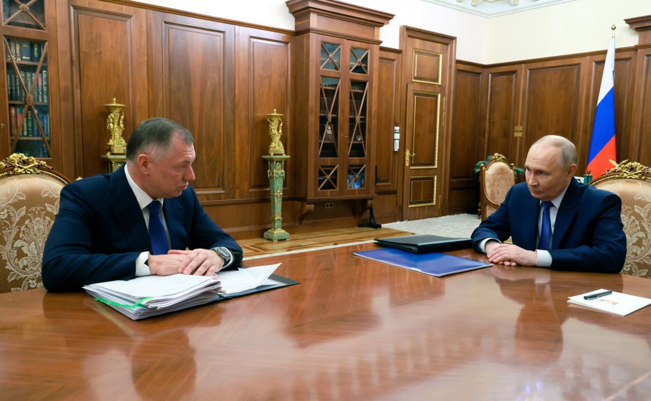Президент Путин провел рабочую встречу с зампредом Правительства Маратом Хуснуллиным который доложил об успешных итогах 2025 года в строительной сфере В частности объем ввода жилой и нежилой недвижимости сопоставим с 2024 годом выполнены все планы по развитию дорожного полотна За пять лет смертность на дорогах снизилась почти на 25 Благодаря тому что было опережающее финансирование слаженная работа регионов всех госзаказчиков строительство по южным регионам идет с перевыполнением на 20 Все показатели нацпроекта Инфраструктура для жизни полностью выполнены отметил Марат Хуснуллин Отдельно был затронут вопрос водоснабжения Донецкой Народной Республики