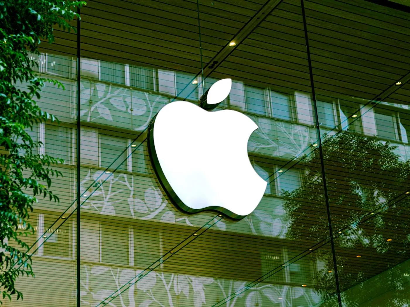 Apple заработала рекордные 111 2 млрд за первый квартал 2026 года потому что спрос на iPhone 17 зашкаливает Компания опубликовала отчет за второй финансовый квартал 2026 года Доход от продаж iPhone составил 56 99 млрд что является рекордом за все предыдущие аналогичные периоды Тим Кук заявил что спрос на iPhone 17 зашкаливает но из за ограничения чипов Apple продала меньше чем могла бы Финансовый директор Apple Кеван Парех добавил что линейка iPhone 17 стала самой популярной за всю историю компании Выручка от сервисов снова достигла исторического максимума в размере 30 98 млрд   www iphones ru 1370435 новости iphonesru