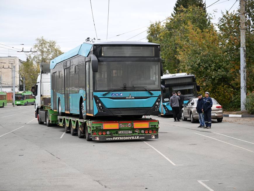 В Казань привезли первые три новых троллейбуса из Минска  До саммита БРИКС ожидается еще семь таких троллейбусов, всего планируется 39 единиц до конца года.  Новые троллейбусы находятся на базе МУП «Метроэлектротранс» для обкатки и технического обслуживания.   Салон оснащен кондиционерами, комфортными сиденьями, USB-разъемами и кнопками для пассажиров с ограниченными возможностями. В случае отключения электроснабжения троллейбусы смогут проехать 2 километра на автономной системе. Новые модели имеют низкий пол, что увеличило количество мест до 34, общая вместимость составляет 90 человек.  Подписаться   Сообщить новости