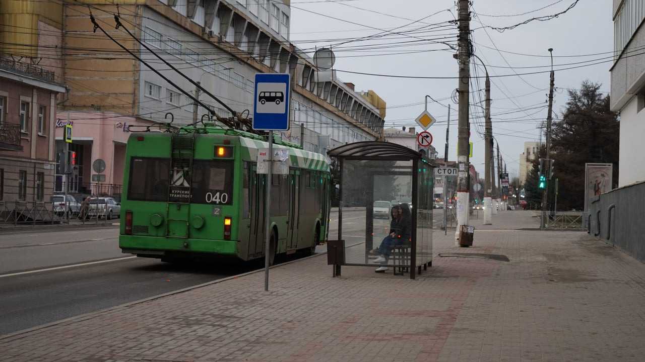 В Курске женщину сбил троллейбус  На улице Радищева в Курске троллейбус сбил женщину прямо на остановке. ДТП произошло недалеко от Северного рынка.  Очевидцы дорожно-транспортного происшествия, рассказавшие о нём в сообществе «Автокадр_46», назвали увиденное жутким.  «Информация уточняется», - сообщили в Госавтоинспекции Курской области.  Отметим, это не первый пешеход, сбитый в Курске за сегодня. Ранним утром женщина попала под колёса транспорта неподалёку от ТЦ «Бумеранг».  Курская Telega / Прислать новость