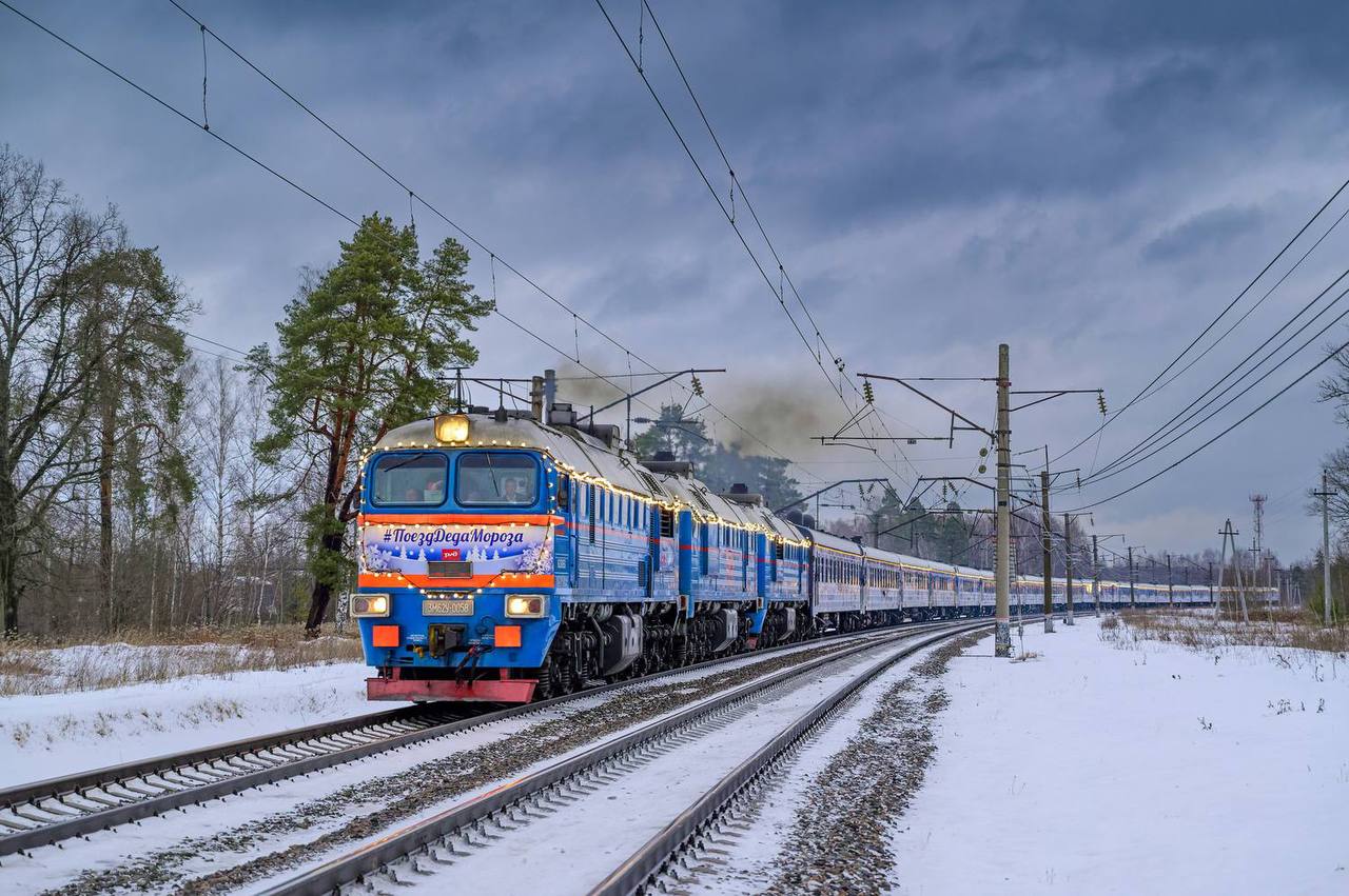Поезд Деда Мороза выходит на обкатку 3 ноября по Киевскому направлению состоится обкаточный рейс Поезд проследует из Москвы в Калугу и обратно Расписание маршрута Москва Киевская 09 45 Очаково 09 55 Внуково 10 10 Апрелевка 10 30 Селятино 10 35 Бекасово 10 45 Нара 10 55 Малоярославец 11 35 Суходрев 11 58 Калуга 12 40 Обратный путь Калуга 13 20 ориентировочно Суходрев 14 27 Малоярославец 14 48 Нара 15 35 Бекасово 15 45 Селятино 15 55 Апрелевка 16 00 Внуково 16 18 Очаково 16 30 Москва Киевская 16 45 Любители железных дорог готовьте камеры отличная возможность поймать кадр настоящего Поезда Деда Мороза Фото Подслушано МЦД 4 Подписывайся на наш канал в Максе