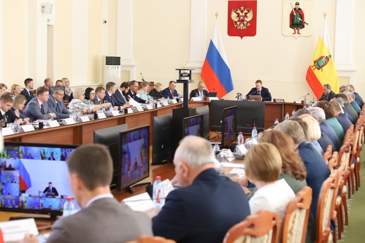 В Рязани из-за выбросов сероводорода провели рейды на промпредприятиях Об этом сообщили на заседании регправительства. Превышение сероводорода в атмосфере города фиксировали несколько дней подряд. Замеры проводили стационарные лаборатории, прошли рейды на промпредприятиях, искали источник загрязнения воздуха. Результаты переданы в надзорные органы. В 95% выявлялось превышение сероводорода в воздухе, чаще всего – в Дашково-Песочне при южном направлении ветра, – сообщил замглавы минприроды региона Александр Акимов. Теперь природоохранная прокуратура и рязанский Росприроднадзор должны принять решения о проведении проверок конкретных предприятий.