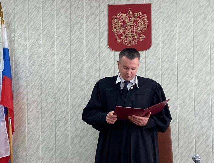 19-летний директор магазина оформил 156 фиктивных кредитов на 22,6 млн рублей на Ставрополье Его приговорили к 2,4 года колонии и взяли под стражу в зале суда. Дело было в Кочубеевском округе. В магазине парень консультировал клиентов и оформлял товары в кредит. В финансовую организацию он передавал заведомо ложные сведения, паспортные данные и финансовое состояние покупателей, чтобы займы одобрили. В суде фигурант признал вину, от дачи показаний отказался. Теперь ему нужно выплатить ущерб в сумме 22,5 млн рублей. 100 тысяч он уже отдал. Фото из зала суда. Источник: суды Ставропольского края Stavropol.Media Прислать новость