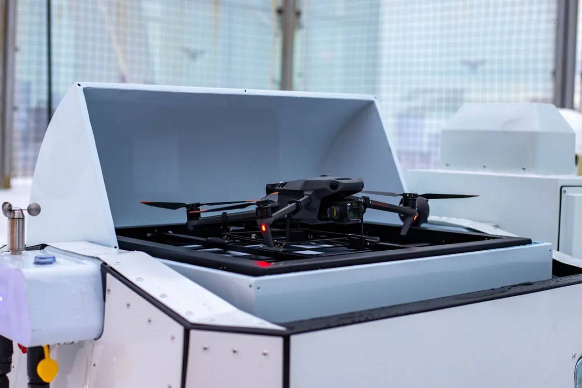 Большие и малые дронопорты откроют в России в ближайшее время Об этом министр промышленности и торговли Антон Алиханов заявил на выставке развития автономных систем прошедшей на площадке электродепо Аминьевское Большой кольцевой линии Московского метрополитена В ходе мероприятия руководитель Минпромторга представил главе государства полностью автономный отечественный дронопорт с метеостанцией и системой видеонаблюдения Работающая при температуре от 20 до 40 градусов станция готовит беспилотник к полёту за минуту заряжает аккумуляторную батарею за 45 минут Дронопорт охватывает площадь до 10 квадратных километров средний сеанс полёта 45 минут