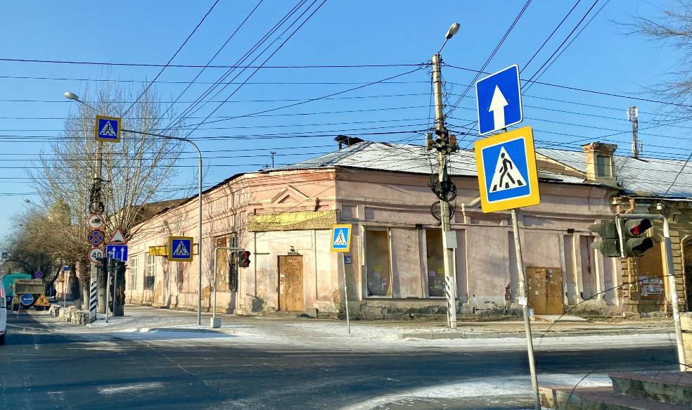 Забайкалье входит в число пилотных регионов новой программы сохранения объектов культурного наследия  Она создана по поручению президента России Владимира Владимировича Путина. Сделано это для того, чтобы восстановить и вовлечь такие объекты в хозяйственный оборот.  В первый этап проекта от Забайкалья вошли 3 здания общей площадью 4,8 тысячи кв м. Все они находятся в Чите: — Торговый дом города, ул. 9-го января, 18. Здание 1907 года постройки. — Торговые лавки Красикова на улице Амурская, 52. Здание 1885 года постройки — Торговый дом Красикова на улице 9-го января, 27. Здание 1898 года постройки.  Сейчас объекты находятся в собственности Минобороны и МВД России. От них уже есть подтверждение о готовности передачи этих зданий.