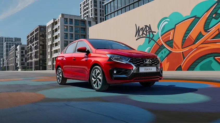 Lada Iskra показала лучший недельный результат с начала продаж За 50 неделю 2025 года с 8 по 14 декабря в России было реализовано 668 автомобилей Lada Iskra Глава агентства Автостат Сергей Целиков называет это лучшим результатом модели с начала продаж В сравнении с предыдущей неделей спрос на Искру вырос на 10 но в топ 10 лидеров рынка тольяттинская новинка пока не вошла заняв 11 строчку При этом она оказалась среди крайне немногих моделей из топ 25 продемонстрировавших рост продаж Общие недельные продажи на российском рынке снизились почти на четверть в годовом выражении Всего за 50 неделю было продано 27 434 новых легковых автомобиля Журнал Авто ру online