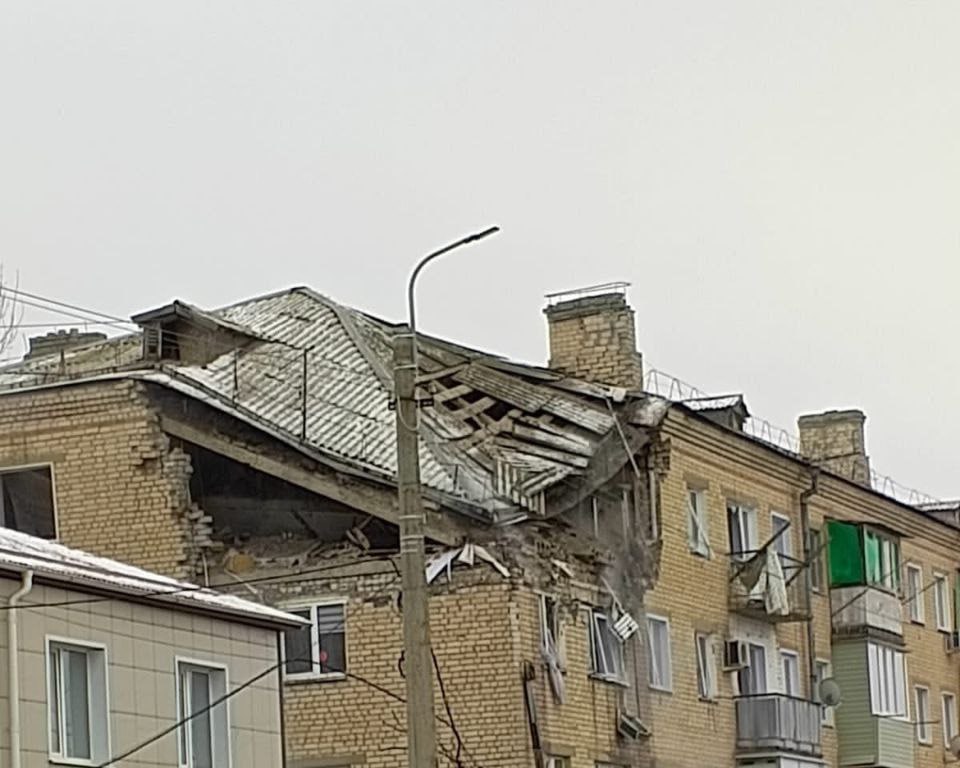 Взрыв произошел в жилом доме под Волгоградом Предварительно на верхнем этаже многоэтажки в Петров Вале рванул газ Очевидцы сообщают что квартира на пятом этаже полностью разрушена а в соседних домах выбило стёкла Пострадали 4 человека включая ребенка Также СМИ сообщают что в разрушенной квартире могли находиться бабушка с внучкой 48 человек были эвакуированы Подписаться на truekpru Читать нас в MAX