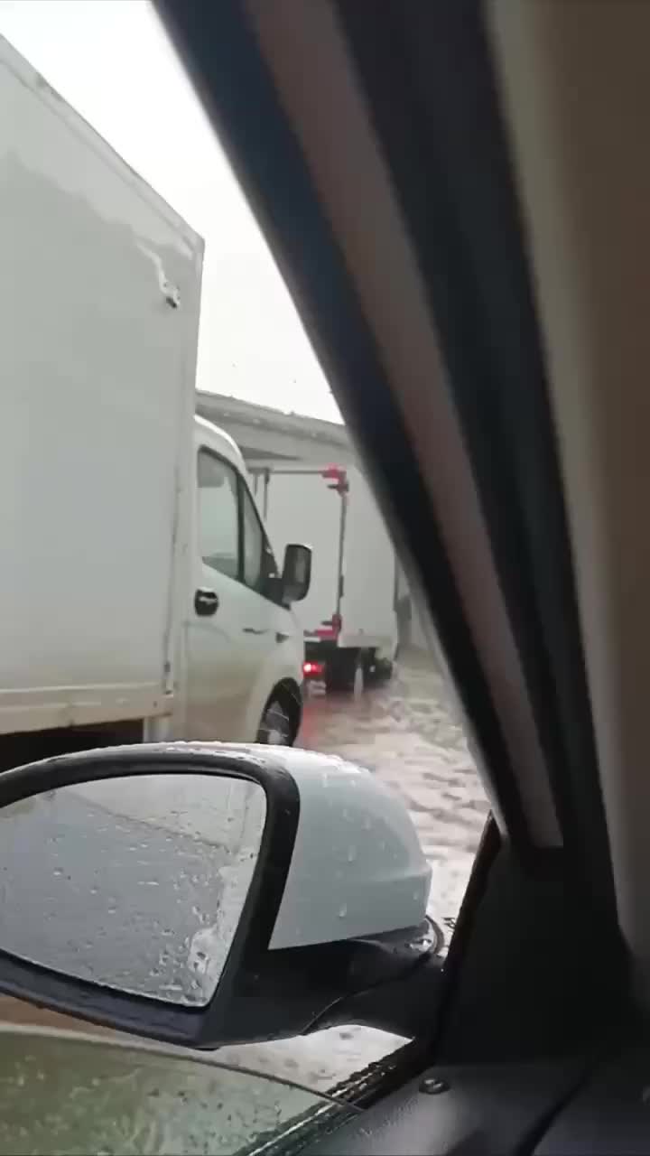Тропический дождь затопил район метро в Москве