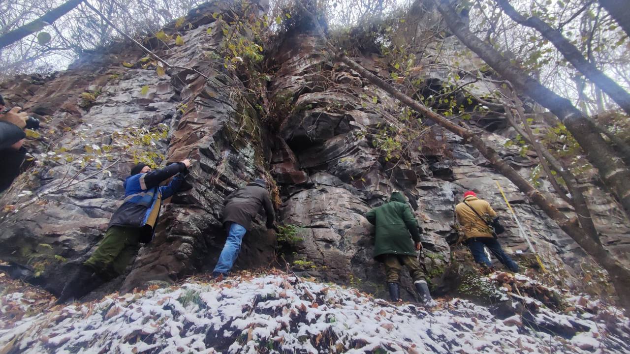Археологический отряд Гродековского музея провёл разведку в районе имени Лазо на реке Хор Экспедицию организовали после того как жители села Бичевая сообщили о наличии наскальных рисунков Информация подтвердилась в ходе разведки команда обнаружила новую писаницу выполненную красной охрой  Писаница состоит из трёх рисунков двух личин похожих на петроглифы из сёл Сикачи Алян Шереметьево и реки Кия а также одного изображения с параллельными линиями  Уникальность объекта в том что на территории Восточного Приамурья подобные рисунки встречаются редко Вблизи писаницы исследователи нашли древнее городище с фрагментами керамики и каменными изделиями эпохи раннего железного века По предварительным данным стоянка датируется от первого тысячелетия до нашей эры до первого тысячелетия нашей эры
