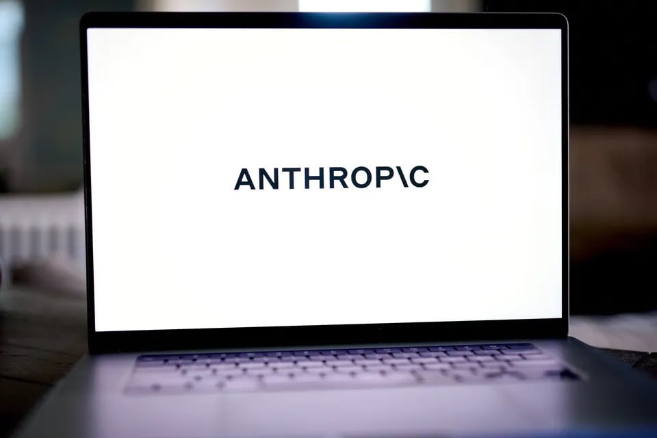 Anthropic сообщает что злоумышленник использовал ИИ для массовых взломов Хакер использовал инструмент агентского кодирования Anthropic для кражи данных и вымогательства За последний месяц от его действий пострадали государственные органы учреждения здравоохранения службы экстренной помощи и религиозные организации согласно отчёту компании об угрозах за август опубликованному на этой неделе В результате атак с использованием инструмента Claude Code были скомпрометированы данные о здравоохранении финансовая информация и другие конфиденциальные записи Хакеры требовали выкуп в размере от 75 000 до 500 000 долларов в криптовалюте Компания Anthropic также сообщила о злонамеренном использовании Claude в Северной Корее и Китае Северокорейские оперативники использовали Claude для создания мошеннических удалённых высокооплачиваемых рабочих мест в технологических компаниях чтобы финансировать оружейную программу режима По данным Anthropic эти субъекты полностью зависят от ИИ в выполнении базовых технических задач таких как написание кода Согласно отчёту китайский злоумышленник использовал Claude для компрометации крупных вьетнамских телекоммуникационных провайдеров систем управления сельским хозяйством и государственных баз данных в ходе девятимесячной кампании jkinvest news jkinvest