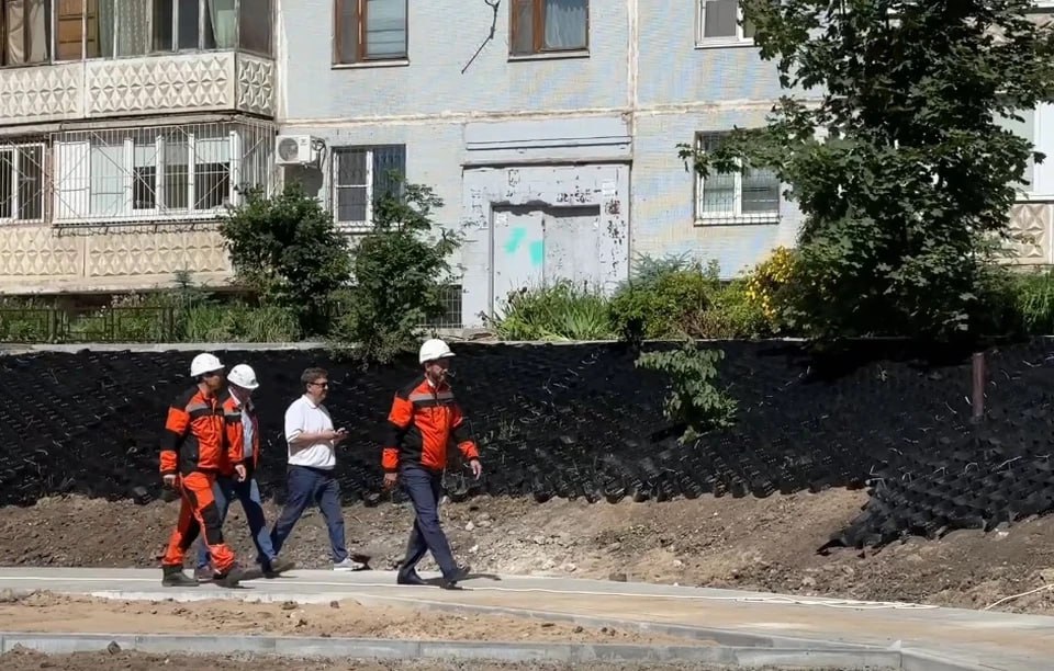 В Самаре восстановили благоустройство после замены теплосетей на 653 участках Об этом сообщил директор Самарского филиала «Т Плюс» Марат Феткуллов на выездном совещании с участием представителей департамента городского хозяйства и экологии, подрядных организаций и жителей. Так, энергетики полностью восстановили внутридворовые проезды и пешеходные дорожки на участке вдоль улицы Гагарина от Энтузиастов до Авроры, в сквере Краснова по улице Челюскинцев и в 8-м микрорайоне на пересечении Ново-Вокзальной и Карла Маркса. Также там установили бордюры, скамейки и ограждения. До конца недели приведут в порядок клумбы, газоны и вывезут строительный мусор. В 3-м микрорайоне работы по восстановлению благоустройства близятся к завершению. Сейчас там заканчивают асфальтировать внутридворовые проезды и пешеходные зоны, а также укрепляют грунт на участках газона, где есть сильный уклон. Поучаствовать в нашем розыгрыше