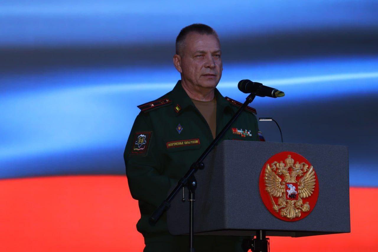 В Северодонецке состоялось торжественное мероприятие для ребят осеннего призыва С напутственными словами добрыми и теплыми пожеланиями к будущим защитникам Родины обратились временно исполняющий полномочия Главы городского округа Павел Дреев исполняющий обязанности военного комиссара города Северодонецка майор Сергей Захаров инструктор по профессиональной и служебной подготовке ОМВД России Северодонецкий Инна Гусева председатель городского совета ветеранов Василий Сорокин Дорогие наши ребята помните вы идете служить чтобы научиться защищать свое Отечество Уверен задачи поставленные перед вами будут выполнены с честью и достоинством Мы гордимся вами Успешной службы вам благополучного возвращения в родной город сказал Павел Дреев Исполняющий обязанности военного комиссара города Северодонецка майор Сергей Захаров подчеркнул значимость службы в армии каждого мужчины и отметил что защита Родины священный долг и высокая честь