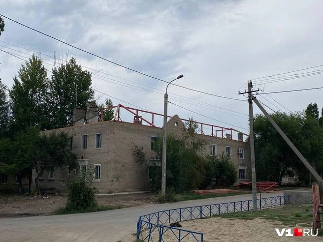 За обрушение потолка на пенсионерку ответит гендиректор подрядной организации В Кировском районе на Веселой Балке при капремонте с двухэтажного дома сняли крышу и не вернули ее вовремя Сильные летние ливни залили квартиры появилась плесень а перекрытия рухнули дважды во второй раз плита упала на пожилую женщину На главу подрядной фирмы завели уголовное дело за опасные работы По версии следствия ремонт начали без разрешения пытаясь уложиться в сроки Любопытно что ранее директор занимался производством соков а затем резко сменил сферу на строительство Будьте в курсе даже офлайн V1 RU в MAX