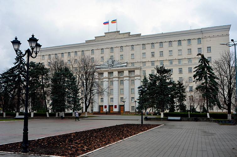 Мамам сертификаты и выплаты приняты новые меры поддержки семей в Ростовской области С 1 января 2026 года семьи в которых родится ребенок получат 20 тысяч на приобретение необходимых товаров для каждого новорожденного Во вторник 21 октября депутаты донского парламента приняли соответствующий закон Электронный сертификат будет выдаваться на каждого ребенка родившегося с 1 января 2026 по 31 декабря 2027 года Также предусмотрена выплата в 100 тысяч рублей для молодых мам обучающихся в образовательных учреждениях Её назначат беременным женщинам обучающимся очно при постановке учет в медучреждениях Эта мера действует в течение двух лет Меры соцподдержки приняты на заседании депутатов ЗС РО сегодня 21 октября Областной закон принят по инициативе главы региона Юрия Слюсаря Подпишись на 1Rnd Написать в редакцию