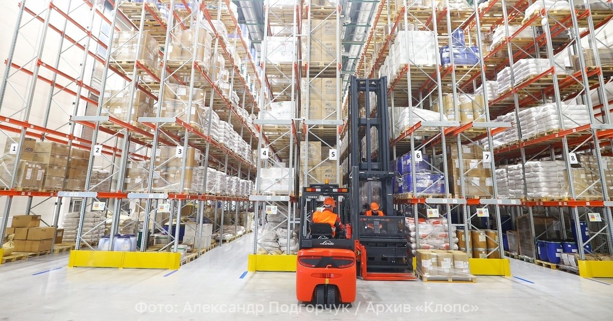 Работать без перекуров российские компании перестают брать сотрудников с вредной привычкой В России увеличивается число компаний отказывающихся брать на работу курящих сотрудников По данным Минздрава курят 18 6 россиян старше 15 лет В некоторых сферах таких как услуги и строительство эта цифра достигает 25 30 При этом руководство компаний по словам представителя кадрового агентства Владислава Быханова не столько заботит вопрос здоровья сотрудников сколько трудовая дисциплина и микроклимат в коллективе Регулярные перекуры съедают рабочее время становятся местом для неформального общения так что у некурящих сотрудников может возникать ощущение несправедливости что повышает внутреннее напряжение Поэтому в офисах предпочитают либо закрывать курилки либо отказывают курящим специалистам