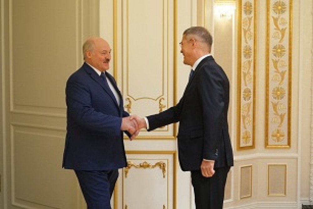 В Уфе появится генконсульство Беларуси Премьер-министр России Михаил Мишустин одобрил создание диппредставительства на базе существующего отделения посольства. Распоряжение об этом опубликовано на официальном портале правовой информации. В консульский округ войдут Башкирия, Калмыкия, Удмуртия, а также Астраханская, Оренбургская и Самарская области. Правительству Башкирии рекомендовано обеспечить новое консульство Беларуси служебными и жилыми помещениями, предоставив их в аренду или обеспечив возможность выкупа в собственность белорусской стороны. Также рассматривается возможность выделения земельных участков под строительство консульских зданий в соответствии с российским законодательством. Существующее отделение посольства Беларуси в Уфе, в ведении которого находятся те же регионы, будет преобразовано в генеральное консульство в рамках расширения дипломатического присутствия. Обратная связь Подписаться