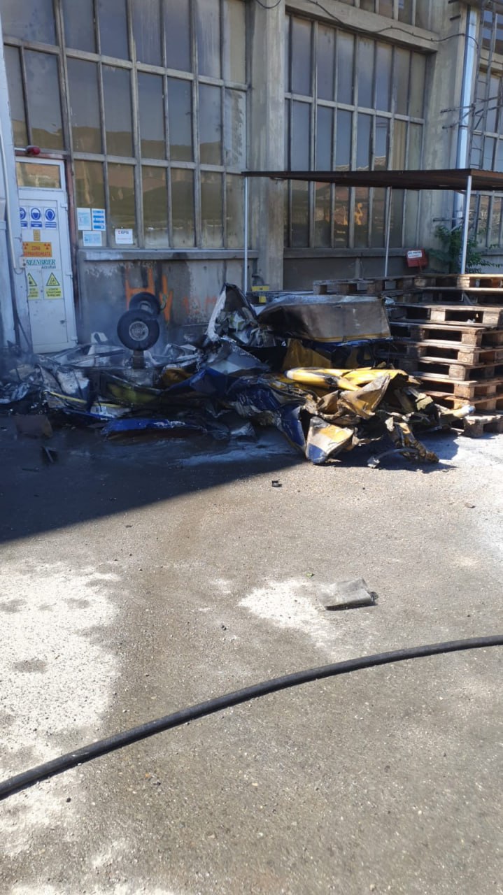 В муниципии Арад, 160-тысячном городе на западе Румынии, самолёт малой авиации рухнул прямо во двор предприятия Astra Rail Industries на улице Каля Аурел Влайку.  В результате инцидента погибли двое мужчин 45 и 47 лет, бывших на борту.