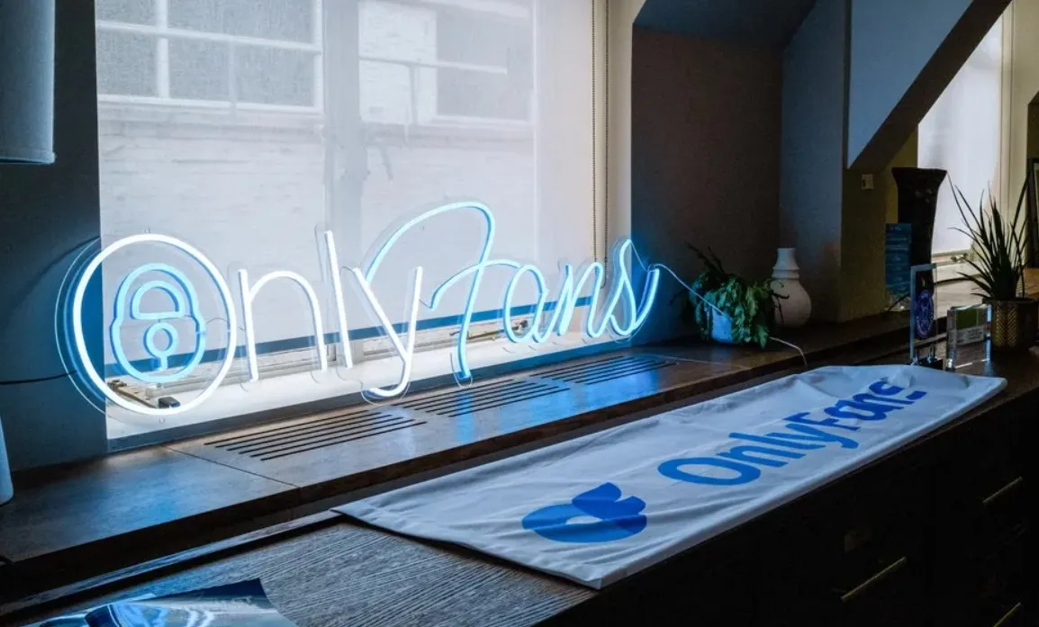 После нескольких месяцев переговоров OnlyFans договорился о продаже около 16 американскому Architect Capital Весь бизнес оценили в 3 15 млрд В рамках сделки фирма также поможет OnlyFans в разработке финансовых сервисов для создателей контента vc ru services 2917288