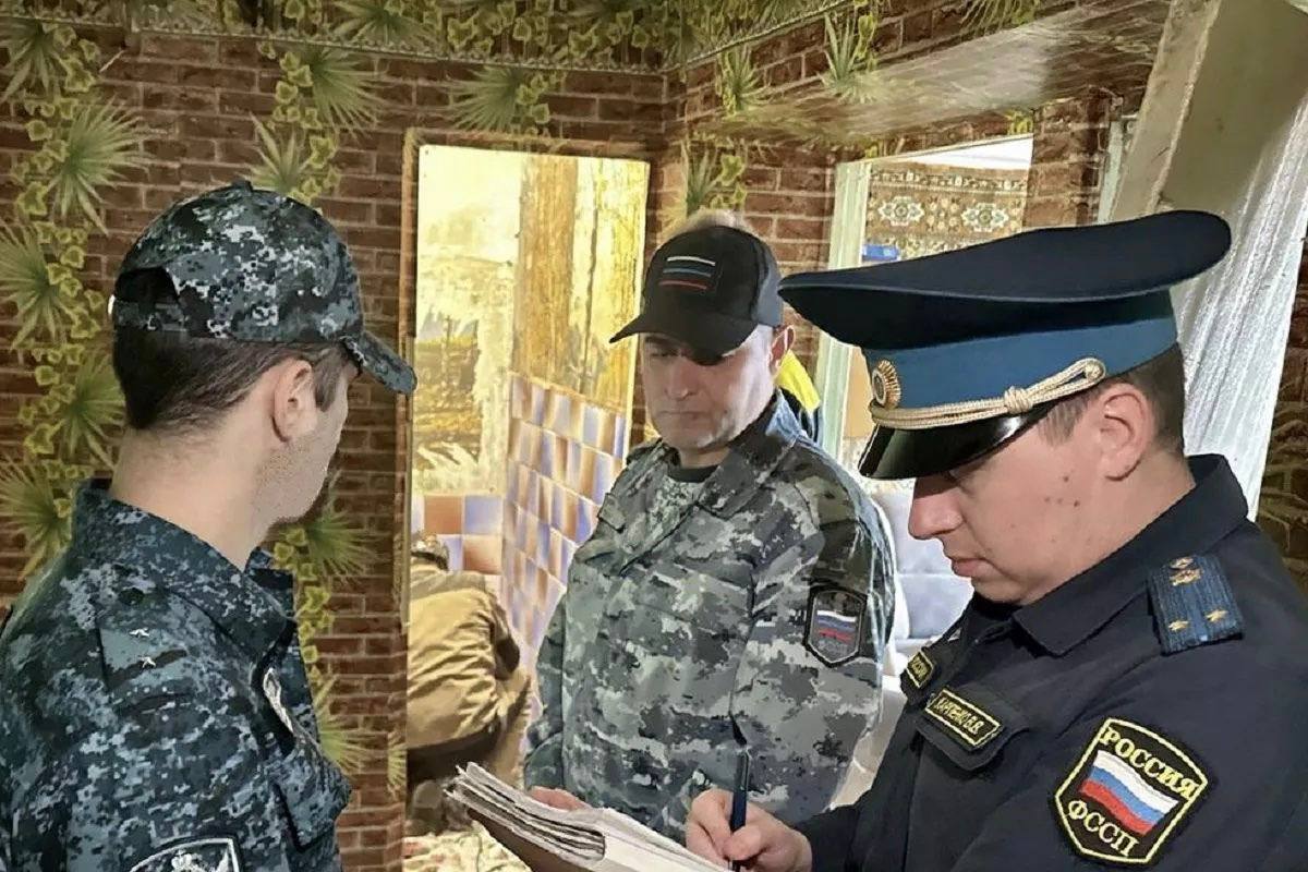 Жительница Краснодара 8 лет не пускала сантехника в квартиру Судебные приставы исполнили решение суда о ремонте коммуникаций в многоквартирном доме в Прикубанском округе после восьмилетнего противодействия со стороны собственницы одной из квартир Требовался ремонт труб холодного и горячего водоснабжения которые являются общим имуществом Для проведения работ необходим был доступ в квартиру принадлежащую женщине В течение нескольких лет она затягивала исполнение решения суда допуская тем самым в квартире антисанитарную обстановку Представители администрации и управляющей компании неоднократно приезжали к женщине но та отказывалась предоставлять доступ к коммуникациям Ситуацию удалось изменить только после вмешательства судебных приставов Сначала к собственнице применили все предусмотренные законом меры воздействия а затем обеспечили принудительный доступ в квартиру Ремонтные работы выполнены в полном объёме функционирование систем водоснабжения восстановлено во всём многоквартирном доме   свои фото видео и истории присылайте нашему боту prostokrd bot Подпишись на наш канал в Telegram MAX
