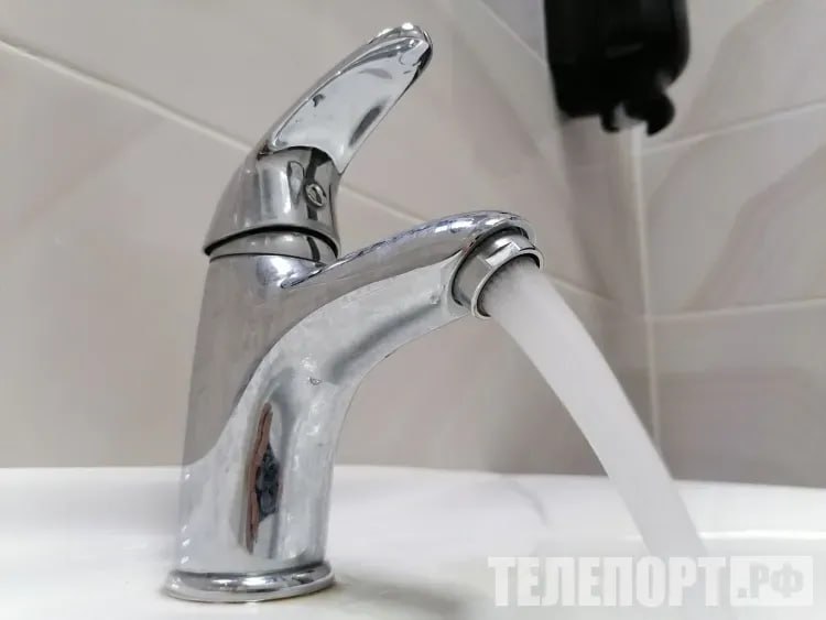 Отказ от отключений горячей воды летом невозможен Можно сократить срок отключения горячей воды летом до недели, однако полностью отменить эту практику невозможно, заявил ТАСС зампред профильного комитета Госдумы по строительству и ЖКХ Сергей Колунов. По словам депутата, это почти невозможно. Это является технической необходимостью для того, чтобы можно было сделать продувы, поменять запчасти, прочистить котел. Это такое оборудование, которое нужно чинить. Неделя - минимальное время, необходимое для таких работ. Парламентарий заявил, что отсутствие ежегодной профилактики приведет к увеличению аварий в системах водоснабжения. Он добавил, что не получится переподключить на время технических работ систему к другому котлу, так как также необходимо привести в порядок технологическую цепь. ТЕЛЕПОРТ.РФ – здесь все об Амурской области Написать нам