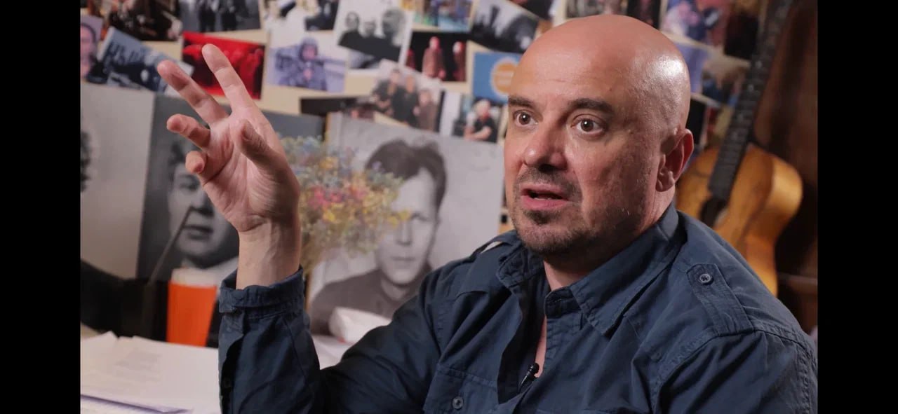 31 октября состоится телевизионная премьера дока о поэзии Сила слова Премьерный показ пройдёт на канале Культура 31 октября в 23 40 В Силу слова вошли уникальные архивные киноматериалы связанные с Сергеем Есениным Владимиром Маяковским Иосифом Бродским Андреем Вознесенским Анной Ахматовой Робертом Рождественским Беллой Ахмадулиной Владимиром Высоцким Виктором Цоем Авторами фильма выступили Никита Тихонов Рау и Ольга Арлаускас известные по документальным проектами В ауте Услышь меня ЯВолонтёр Истории неравнодушных и др Над Силой слова команда проекта работала больше трёх лет Никита Тихонов Рау Цель нашего фильма поднять общественную дискуссию о ценности поэзии как вида искусства как способа проживания жизни как формы гражданского действия Кто они Люди формирующие поэтическое мышление сегодня и влияющие на нашу жизнь По каким законам и где живёт поэзия в современных реалиях Какую роль она играет Мы размышляем о настоящем и вместе со зрителем ищем ответ на вопрос как в условиях безумных скоростей ИИ социальных сетей клипового мышления и неопределенных смыслов услышать и расслышать голос времени на котором с нами говорят поэты Соавторами проекта также выступили режиссёры Артур Анаян Светлана Горло София Капилевич кадр из фильма Сила слова Подписывайтесь на нас в Telegram А также на официальную страницу REALISTFILM INFO во Вконтакте