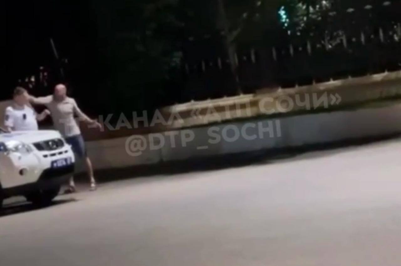 Пьяный мужчина дал подзатыльник полицейскому, дежурившему возле парка в Сочи. По словам очевидцев, мужчина в состоянии сильного алкогольного опьянения сначала попытался проникнуть в пустую полицейскую будку у входа в парк, затем начал приставать к прохожим, а позже попытался вступить в конфликт с сотрудником Госавтоинспекции, который дежурил у памятника «Во имя жизни». На кадрах видно, как мужчина подходит и к полицейскому и дает ему подзатыльник. После случившегося мужчину задержали и доставили в отдел полиции Центрального района. Задержанный принес публичные извинения, уточнив, что из-за алкогольного опьянения не отдавал отчет своим действиям. _____________________________ Есть интересная новость? Присылайте нам Краснодар Сегодня ПРИСЛАТЬ НОВОСТЬ