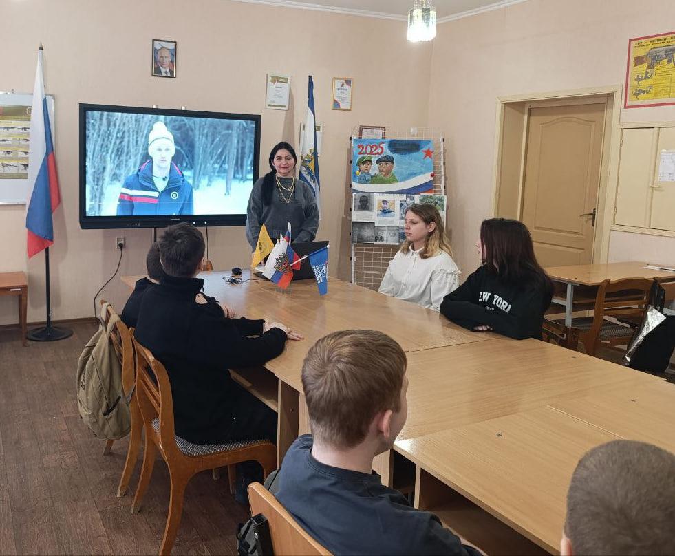 «Массовый спорт в России»: внеурочное занятие «Разговоры о важном»  Советник директора по воспитанию и взаимодействию с детскими общественными объединениями Скадовской школы № 3 совместно с главным специалистом отдела по воспитательной работе центра «Воин» провели внеурочное занятие «Разговоры о важном» на тему: «Массовый спорт в России».    На занятии участники обсудили, как активные занятия спортом способствуют улучшению здоровья, снижению уровня заболеваемости и продлевают жизнь.    Особое внимание было уделено мерам, которые предпринимает государство для развития массового спорта. Участники узнали о поддержке школьного и студенческого спорта, реализации корпоративных программ и создании спортивной инфраструктуры в общественных пространствах.  «Спорт объединяет людей и укрепляет общество, создавая возможности для взаимодействия и сотрудничества. В результате подобные занятия играют важную роль в воспитании подрастающего поколения, формируя у них ответственность, дисциплину и стремление к достижениям. Это особенно важно в условиях современных вызовов, с которыми сталкивается наше общество», — отметили организаторы.  #Спорт