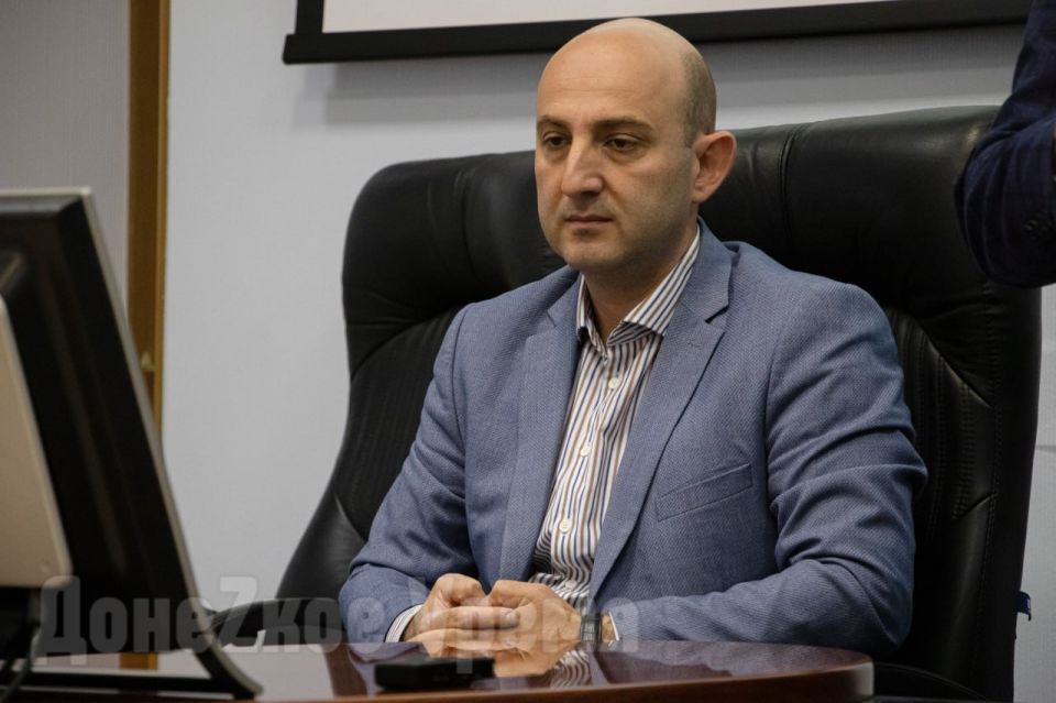 ДНР и Ростовская область намерены создать промышленную кооперацию По словам министра промышленности и торговли ДНР Гургена Малхасяна развитие промышленной кооперации ДНР с Ростовской областью поможет загрузить заказами донецкие производства Ростовская область это наш хороший сосед там очень развита промышленность и высокотехнологичные предприятия поэтому для нас очень важно наладить кооперационные связи выстроить какие то цепочки для развития и загрузки наших предприятий цитирует министра Донецкое агентство новостей На прошлой неделе замгубернатора Ростовской области Игорь Сорокин ознакомился с некоторыми предприятиями республики Южная служба новостей