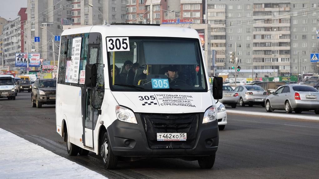 В Омске уменьшилось количество автобусов на маршруте № 305.  Данный маршрут связывает улицу Стрельникова с аэропортом через мост имени 60 лет ВЛКСМ. Индивидуальный предприниматель Владимир Геворгян подал заявление о прекращении действия своего свидетельства на осуществление перевозок.  Владимир Геворгян обслуживал этот маршрут с 2019 года, используя восемь микроавтобусов. Тем не менее, транспорт продолжит функционировать, так как на маршруте останется другой перевозчик — ИП Наталья Геворгян. Согласно реестру, на линии у неё должны работать 14 микроавтобусов.  Подписаться \ Прислать новость