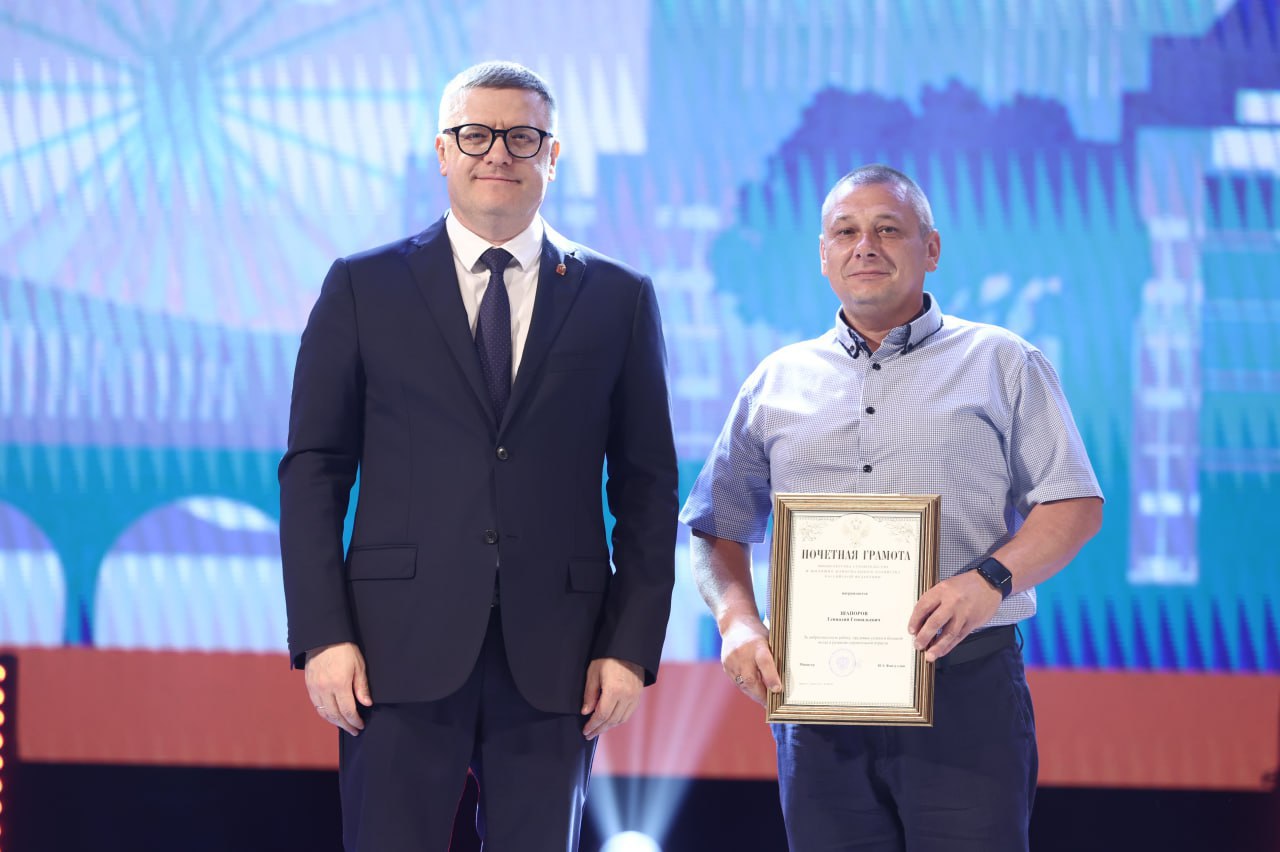 Более 170 000 южноуральцев трудятся в сфере строительства  В профессиональный праздник их поздравил губернатор Челябинской области Алексей Текслер. Глава региона подчеркнул значимость строительного комплекса для экономики области. Ее доля в валовом региональном продукте составляет около 5%.   Алексей Текслер отметил, что с начала текущего года в регионе ввели в эксплуатацию более 1 млн кв. м жилья, расселили 329 тыс. кв. м непригодного жилфонда. Кроме того, построили множество соцобъектов: школ, детских садов и медучреждений.   «Продолжаем строительство значимых для области объектов, в том числе межуниверситетского кампуса мирового уровня, хирургического корпуса областной детской клинической больницы, нескольких школ, уникальных физкультурно-спортивных комплексов и многое другое», — сказал губернатор.  Программа «Большой ремонт 74» — также сфера деятельности строителей.   «В этом году реализуем 125 проектов по реконструкции, модернизации, капитальному ремонту объектов инженерной инфраструктуры, прежде всего по замене ветхих коммунальных сетей. До конца года планируем заменить более 480 километров сетей, и дальше обязательно продолжим эту программу», — напомнил Алексей Текслер.  Он вручил госнаграды, среди которых медали и почетные грамоты Минстроя и МинЖКХ, почетные грамоты и благодарности губернатора Челябинской области.    / Прислать новость