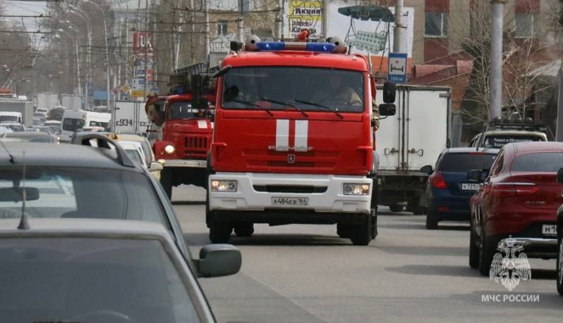 В Саратовской области за прошедшие сутки Сотрудниками МЧС России потушены 33 пожара, из них 25 раз горели мусор и сухая растительность. В Саратове горел металлический гараж на 24 квадратах. Загорание ликвидировали 2 расчёта. В селе Каменка Красноармейского района огнём был уничтожен деревянный сарай. Площадь пожара - 150 квадратных метров. На тушение выезжали 2 расчета. Загорания бань были в селе Идолга Татищевского района и в посёлке Дубки Гагаринского района. На тушение выезжали по 2 расчета. В Заводском районе Саратова было загорание дачи. Площадь пожара - 18 квадратных метров. На месте работали 2 расчета. В селе Павловка Марксовского района горела кровля сарая на 20 квадратах. На тушение выезжали 2 пожарных расчёта. В Балакове пожар произошел в расселенном двухэтажном доме. Площадь горения - 15 квадратных метров. Один пожарный расчет потушил загорание. В селе Апалиха Хвалынского района произошло загорание в помещении отделения почты. Пожар был ликвидирован до прибытия пожарных подразделений персоналом при помощи огнетушителя. Фото архив