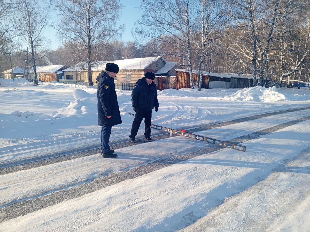 Главу поселения в Кожевниковском районе оштрафовали из за колеи на дорогах Прокуратура Кожевниковского района возбудила административное дело против местного главы Причиной стало бездействие властей на улицах села Кожевниково образовались глубокие колеи но муниципалитет не занимался ремонтом После вмешательства надзорного ведомства дорожные работы были организованы Должностное лицо привлечено к ответственности и оштрафовано на 20 тысяч рублей А в Томске так можно Подписаться Регион 70   Прислать новость