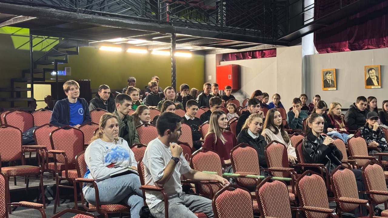 В стенах Дворца молодежи РСО-Алания в рамках реализации национального проекта «Молодёжь и дети» прошёл инструктаж волонтерского корпуса для организации и проведения Парада Победы, приуроченного к празднованию 80-летия Победы в Великой Отечественной войне, и организации шествия Всероссийской акции памяти «Бессмертный полк»в г. Владикавказе Участие в организации принимают все общественные и молодежные организации Северной Осетии.