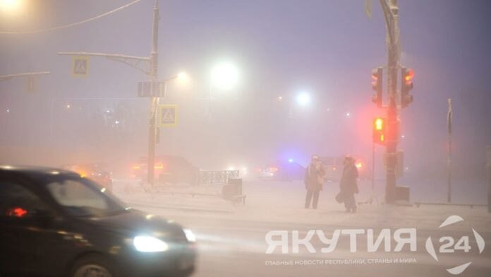 Температуру воздуха -45°С и ниже зарегистрировали в трех районах Якутии  Так, температуру воздуха -45°С зарегистрировали в селах Усть-Мома и Теплый Ключ, а также температуру воздуха -46°С зафиксировали в Верхоянске.