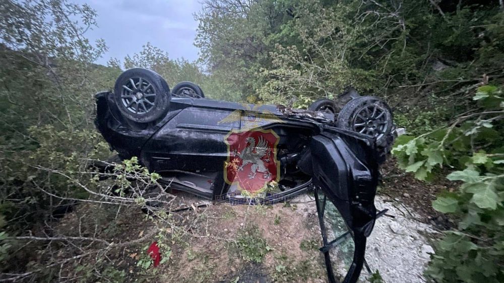 В Севастополе 25-летний парень посадил за руль девушку без прав и погиб в ДТП Во вторник, 20 мая, в Севастополе опрокинулся Peugeot, в результате чего погиб один человек. Об этом сообщили в пресс-службе городского управления МВД. Трагедия произошла в 3.30. 26-летняя девушка ехала за рулем Peugeot по объездной Инкермана. Прав у нее не было. На первом километре водитель не справилась с управлением. Из-за этого иномарка съехала с дороги и опрокинулась. «В результате ДТП 25-летний пассажир, являющийся владельцем иномарки, погиб на месте», – рассказали в полиции. Как уточнили в ведомстве, молодой человек скончался до приезда скорой помощи. Водитель в аварии не пострадала. Освидетельствование показало, что она трезва. По факту случившегося проводится проверка. Фото: пресс-служба управления М... Подробнее>>>