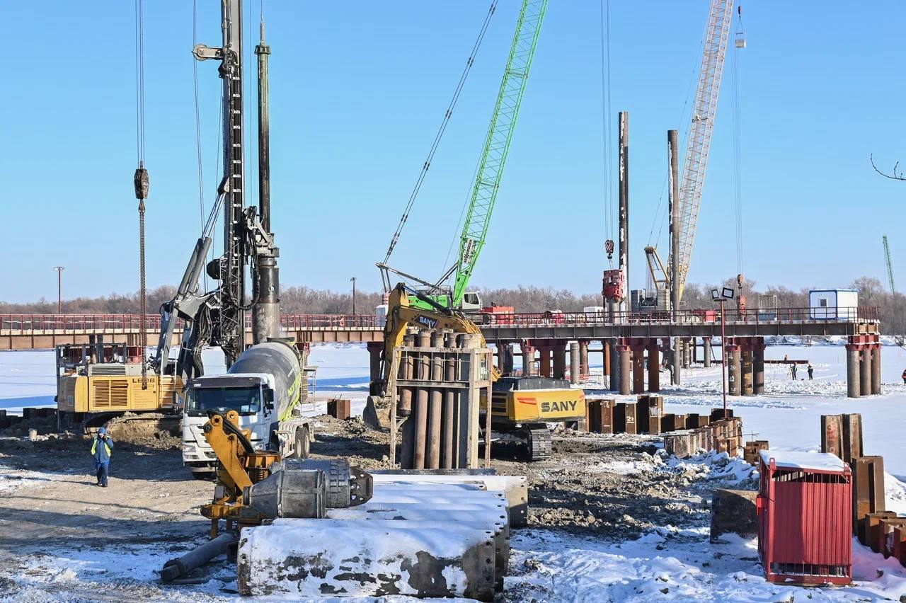 Строительство Северного обхода Омска ведется с опережением графика Губернатор Омской области Виталий Хоценко оценил ход работ на стройплощадках на стройплощадках Северного обхода Омска В настоящее время возводятся путепроводы через автомобильные дороги Омск Красноярка и Н 630 путепровод через железную дорогу на Крутогорский НПЗ Также ведется строительство моста через реку Иртыш и участка автомобильной дороги от транспортной развязки на трассе Тюмень Омск до подходов к мосту Строительство Северного обхода города Омска которое мы начали в октябре прошлого года ведется с опережением графика Работы идут параллельно на 2 развязках завершается возведение технического моста через реку Иртыш строится дорога протяженностью 16 км сказал Хоценко Напомним Северный обход Омска новая автомобильная дорога протяжённостью почти 66 км Проект предусматривает строительство двух мостов включая мост через Иртыш длиной более 1 2 километра 19 путепроводов площадок отдыха