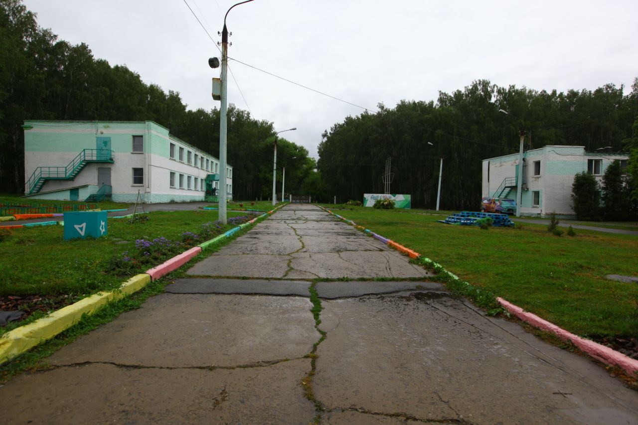 Более 180 тысяч детей отдохнут этим летом в южноуральских лагерях  Подведены промежуточные итоги летней оздоровительной кампании этого года.  В июне этого года уже отдохнули в летних лагерях около 114,5 тысяч ребят. На территории региона работают 796 лагерей, из них 62 это загородные, в которых отдохнули 31 тысяча юных южноуральцев, а наибольшее количество – 718 дневного пребывания, в них уже побывали 82 тысячи подростков.  Статистика прозвучала в рамках состоявшегося заседания межведомственной комиссии под председательством первого заместителя губернатора Челябинской области Станислава Мошарова.  Замглавы региона поручил субъектам профилактики постоянно держать ситуацию на контроле, обеспечив выезды муниципальных комиссий в детские лагеря. Непосредственно директорам лагерей организовать безопасное пребывание детей в местах отдыха.  Предполагается, что в этом году в детских лагерях отдохнут свыше 180 тысяч детей, 85000 из которых в загородных.