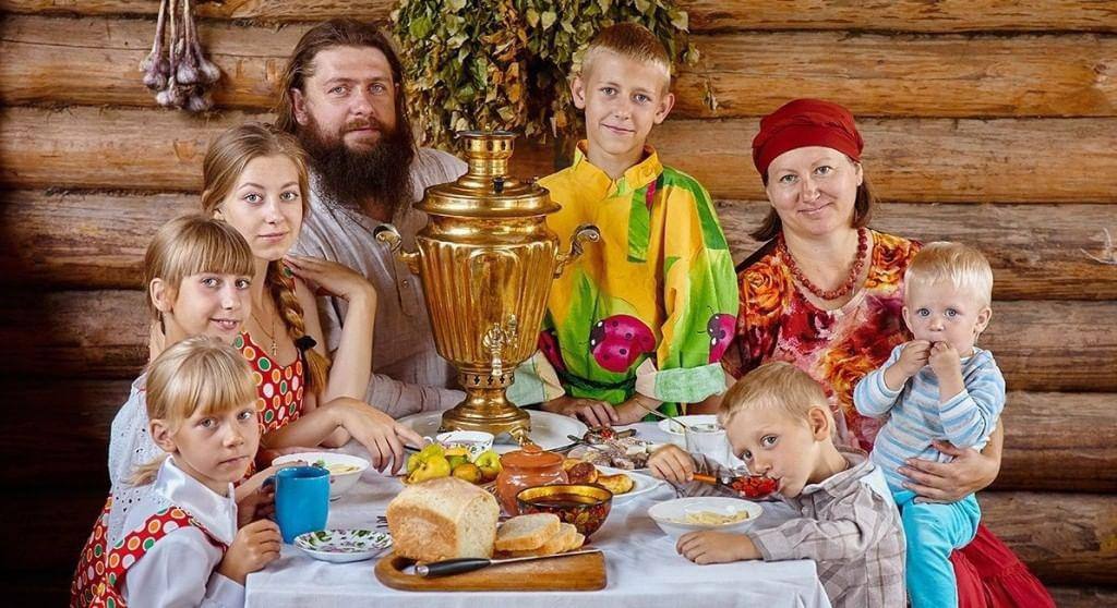 В России запретят фильмы дискредитирующие традиционные ценности 1 марта 2026 года вступает в силу закон который возлагает на владельцев онлайн кинотеатров обязанность не допускать распространение аудио визуальных произведений содержащих дискредитацию или пропаганду отрицания традиционных российских духовно нравственных ценностей Наличие в фильмах подобных нарушений будет являться основанием для отказа в выдаче или отзыва прокатного удостоверения То же самое относится к владельцам сайтов или страниц в соцсетях чья суточная аудитория составляет более 500 тысяч Роскомнадзор будет направлять владельцу ресурса требование прекратить распространение такого контента на основании заключения Минкультуры РФ о наличии в нем недопустимых материалов