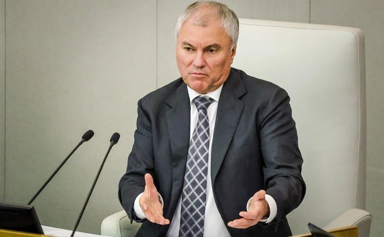 Председатель Госдумы Вячеслав Володин на пленарном заседании поручил подготовить обращение к правительству в связи с возможным изъятием российских активов в Европе Рассмотреть документ планируется на заседании палаты парламента 20 ноября На этой неделе направим в правительство всем чтобы уже правительство РФ предложило меры ответные подчеркиваю которые мы должны будем принять в случае если наши активы начнут воровать сказал Володин Ранее глава Еврокомиссии Урсула фон дер Ляйен направила странам ЕС письмо с официальными предложениями по экспроприации активов России и двумя альтернативными опциями финансирования Украины основанными на займах Фото Роман Наумов URA ru Global Look Press РБК в Telegram MAX