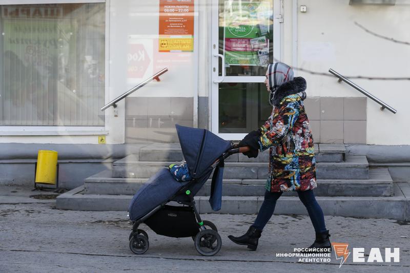 Население Челябинской области продолжает сокращаться  В регионе продолжает наблюдаться естественная убыль населения. В январе-октябре 2024 года она составила 14 тыс. 110 человек, сообщает Челябинскстат.  За десять месяцев прошлого года в регионе родилось почти 25 тыс. детей. Это на 3,5% меньше, чем за аналогичный период 2023-го. При этом смертность за год выросла на 7%. Так, за январь-октябрь 2024 года в регионе умерли 38,6 тыс. человек, в том числе 76 детей в возрасте до одного года. По данным на 1 ноября, численность населения региона составила почти 3 млн 385 тыс. человек.