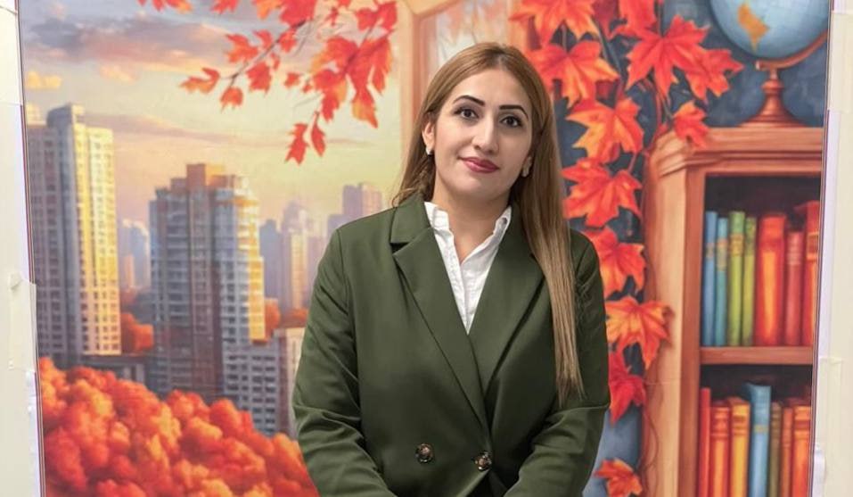 Власти Дагестана наградят учительницу проявившую героизм в Одинцово Учительница Одинцовской школы Подмосковья Алина Фейзуллаева уроженка Дагестана проявила мужество помогая детям во время трагического происшествия Об этом сообщил глава республики Сергей Меликов в своем телеграм канале В её голосе боль за того кого не удалось спасти Как человек военный я знаю что значит отвечать за жизни тех кто рядом Выразил ей глубокие соболезнования Хочу ещё раз сказать этой хрупкой но сильной девушке спасибо Она многодетная мать и в ближайшие дни её семью с новогодними подарками посетит руководство нашего Постпредства а в родном Дагестане её подвиг будет отмечен высокой региональной наградой отметил Меликов Глава республики также выразил соболезнования семье погибшего мальчика его учителям и друзьям подчеркнув необходимость предотвращения подобных трагедий Подпишись это Кавказ Сегодня