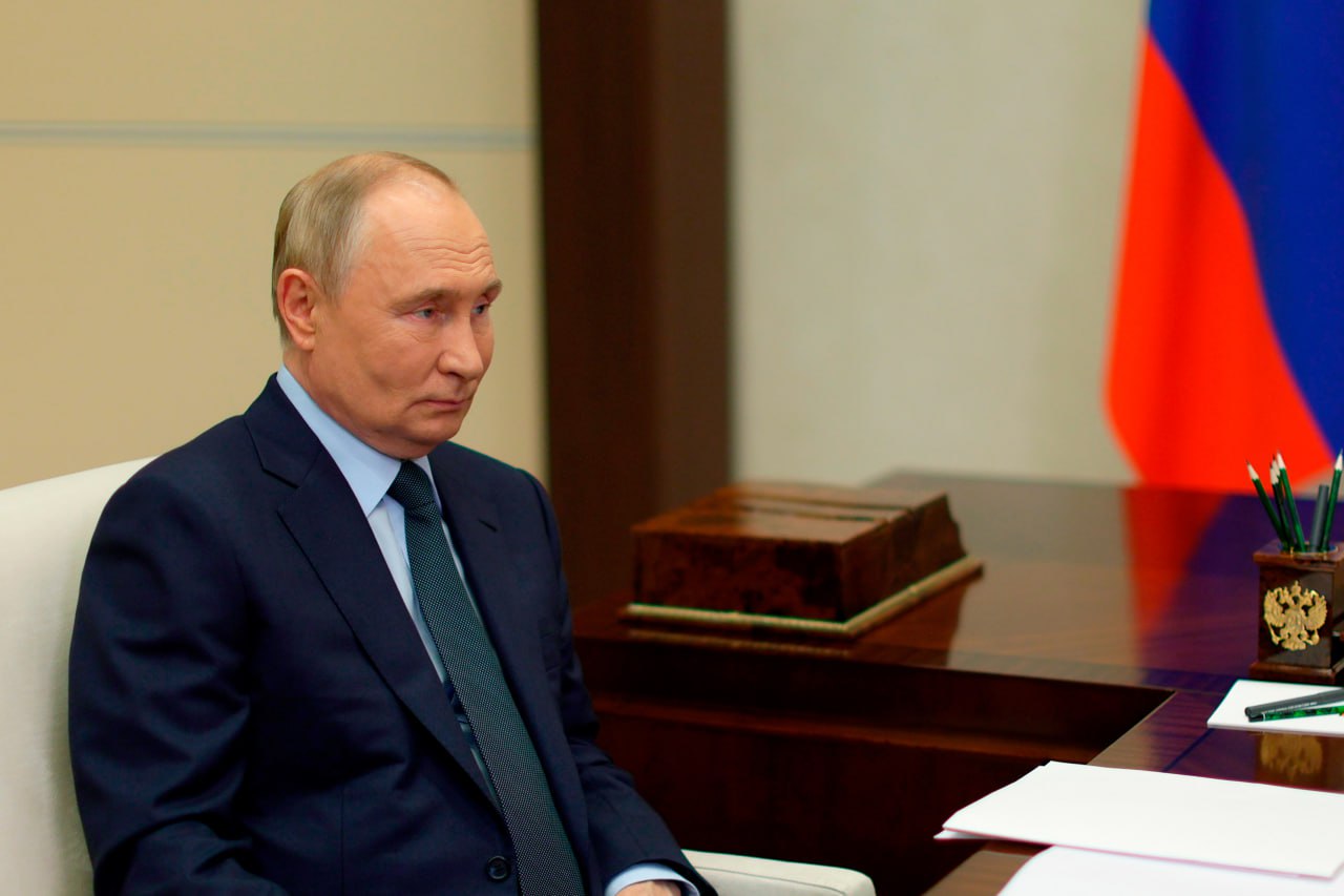 Владимир Путин подписал закон о налоговых льготах для компаний за выплаты сотрудникам при рождении и усыновлении детей Президент России Владимир Путин подписал закон, который увеличивает размер единовременной материальной помощи сотрудникам за рождение, усыновление или установление опеки над ребенком с 50 тысяч до 1 млн рублей. Теперь эта выплата освобождена от НДФЛ и страховых взносов, что облегчит финансовую нагрузку на работодателей. Пресс-центр Кремля