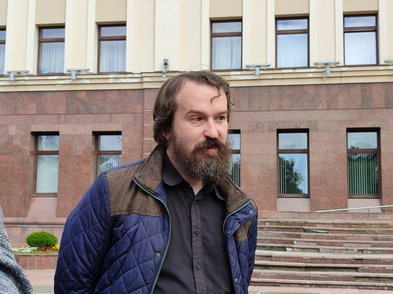 Журналист Дмитрий Витушкин пробудет в колонии-поселении один день — он поедет туда самостоятельно Сегодня суд вынес журналисту приговор — он получил 1 год колонии-поселения. Кроме того, Витушкину запретили администрировать сайты в течение трёх лет. Поскольку Витушкин находился под стражей с октября 2023 года по апрель 2024-го без двух дней полгода , а в СИЗО один день учитывается как два дня колонии-поселения, Дмитрий Витушкин проведёт в заключении один день. Он должен будет самостоятельно последовать в колонию-поселение по направлению государственных органов. Дмитрий Витушкин работал на «Модном радио», «Радио Балтика», на телеканале «ВОТ», на портале ЗАКС.Ру, в «Санкт-Петербургских ведомостях» и ряде других изданий. Подробнее — на сайте Лениздата Фото: Лениздат. Ру