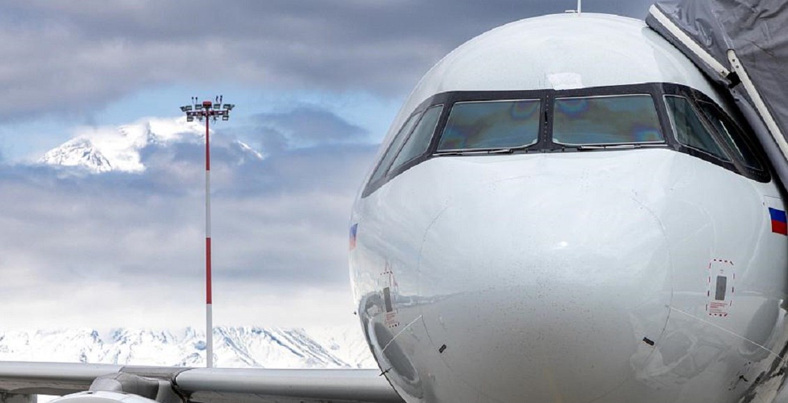 Пассажирский самолёт DHC-8, летевший в Южно-Курильск, вернулся в аэропорт вылета из-за отказа гидросистемы.  Инцидент произошёл накануне днем, 8 января. Экипаж принял это решение сразу после взлёта, в результате чего воздушное судно успешно приземлилось в областном центре.  На борту находились 68 пассажиров, никто из них не пострадал. Об инциденте стало известно через Telegram-канал aviaincident.  Дальневосточная транспортная прокуратура организовала проверку по данному происшествию. Причины отказа гидросистемы в настоящее время устанавливаются.   Сахалин Инфо