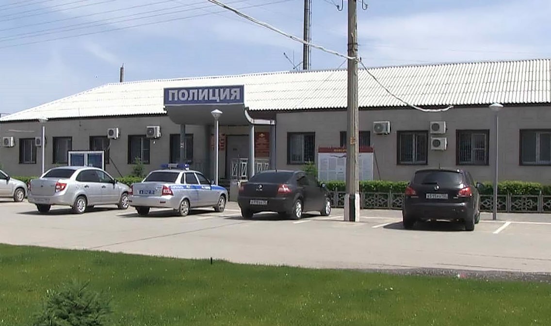 Полицейские Калачёвского района установили подозреваемого в ложном доносе об угоне иномарки  В полицию обратился 28-летний житель г. Калач-на-Дону с заявлением об угоне его автомобиля «БМВ-530». В ходе оперативно-разыскных мероприятий указанный автомобиль был обнаружен на одной из улиц города с повреждениями возникшими в результате ДТП.  Полицейскими было установлено, что ночью хозяин автомашины, находясь за рулём в состоянии алкогольного опьянения, не справился с управлением и совершил наезд на опору линии электропередач.  Испугавшись ответственности за совершенное ДТП, а также желая получить страховые выплаты, мужчина бросил машину, а утром обратился с заявлением об угоне Под влиянием неопровержимых улик, мужчина сознался в том, что ввел в заблуждение полицейских.    Сотрудниками Госавтоинспекции в отношении водителя были собраны и переданы в суд материалы о привлечении к административной ответственности за нахождение за рулем в нетрезвом виде.    Дознавателем Отдела МВД России по Калачевскому району в отношении мужчины возбуждено уголовное дело по признакам преступления, предусмотренного ч. 1 ст. 306 УК РФ – «Заведомо ложный донос о совершении преступления».
